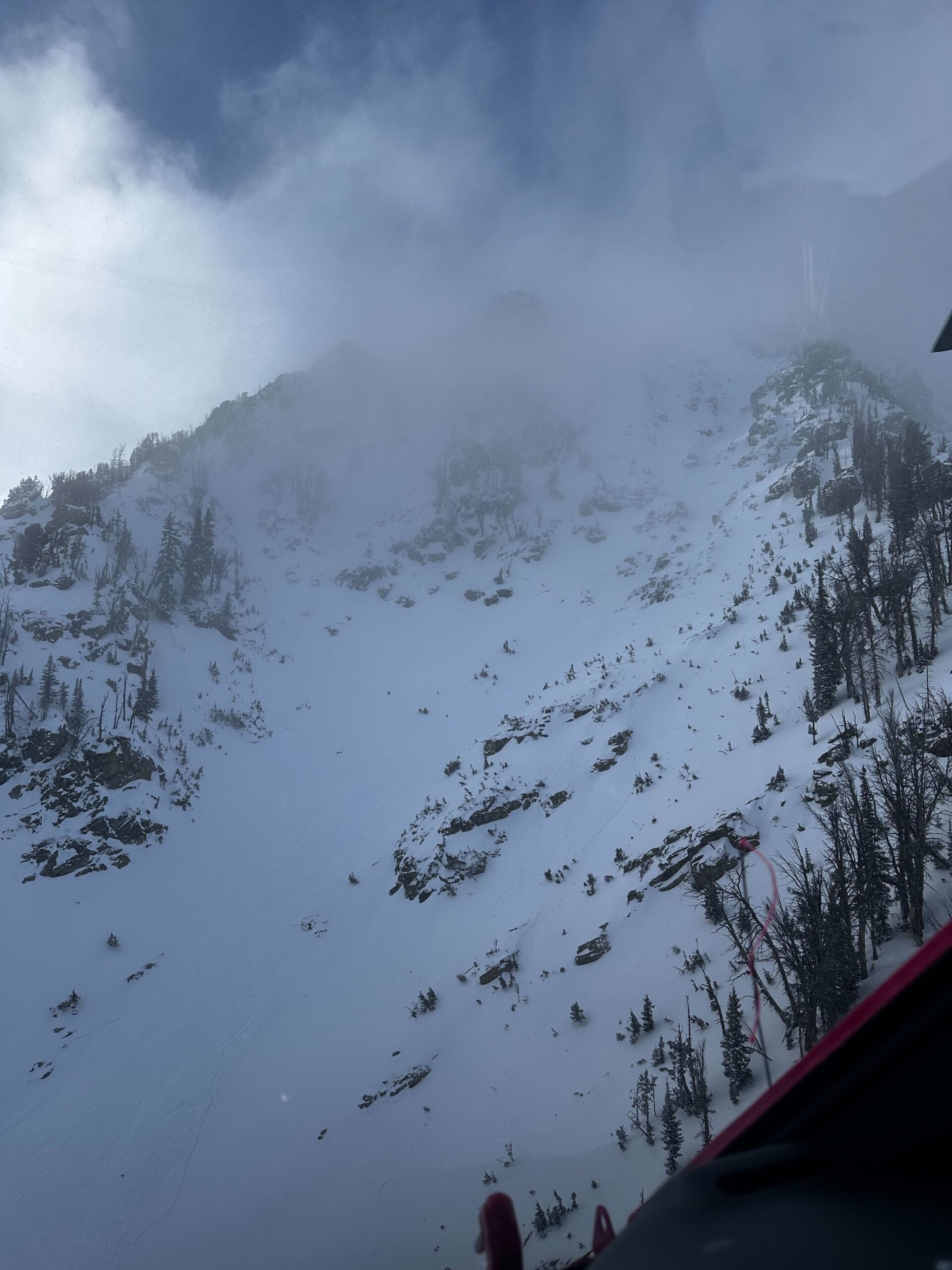 5 caught, 1 seriously injured in avalanche