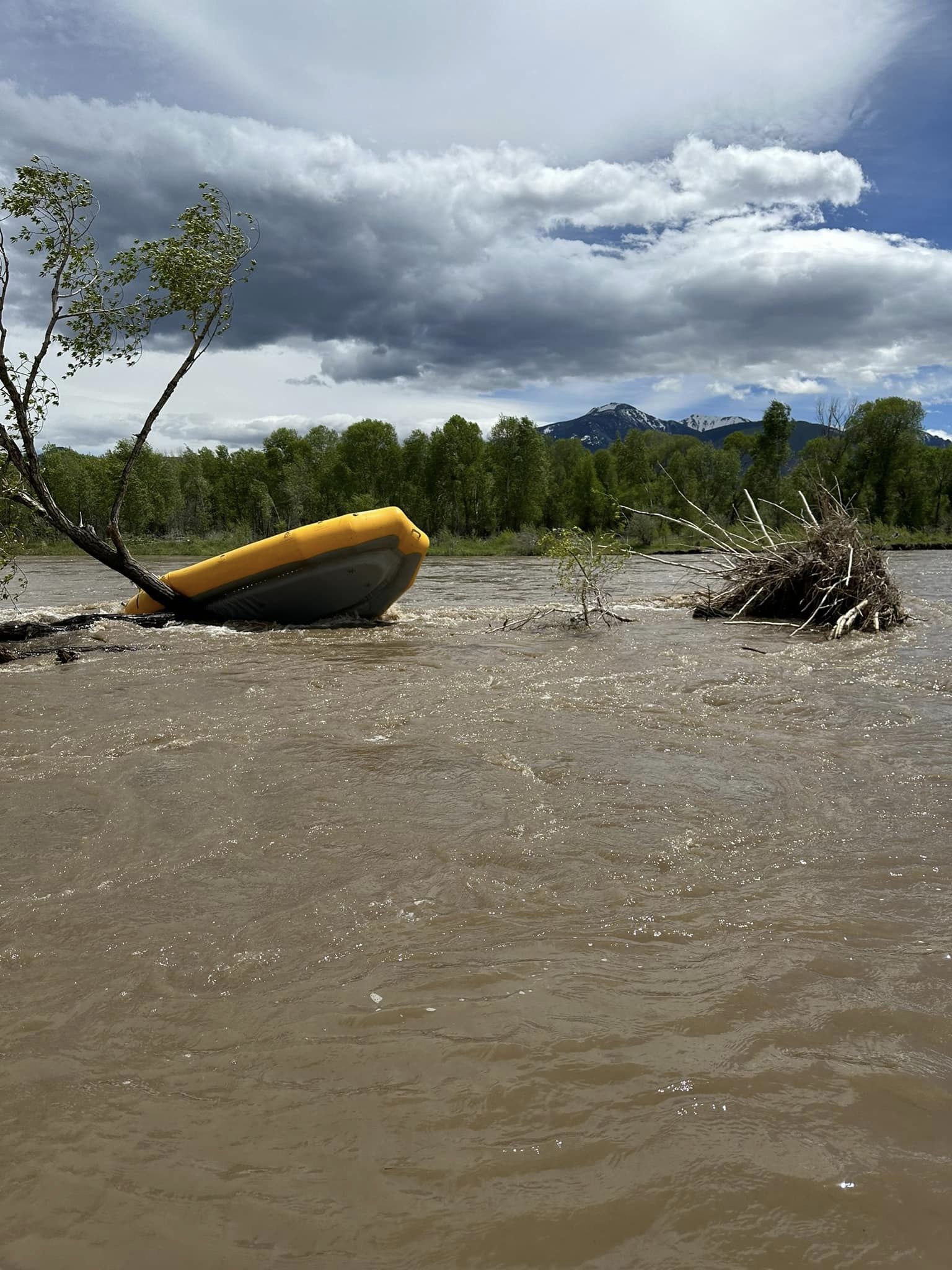 Eight rafters rescued from Yellowstone River