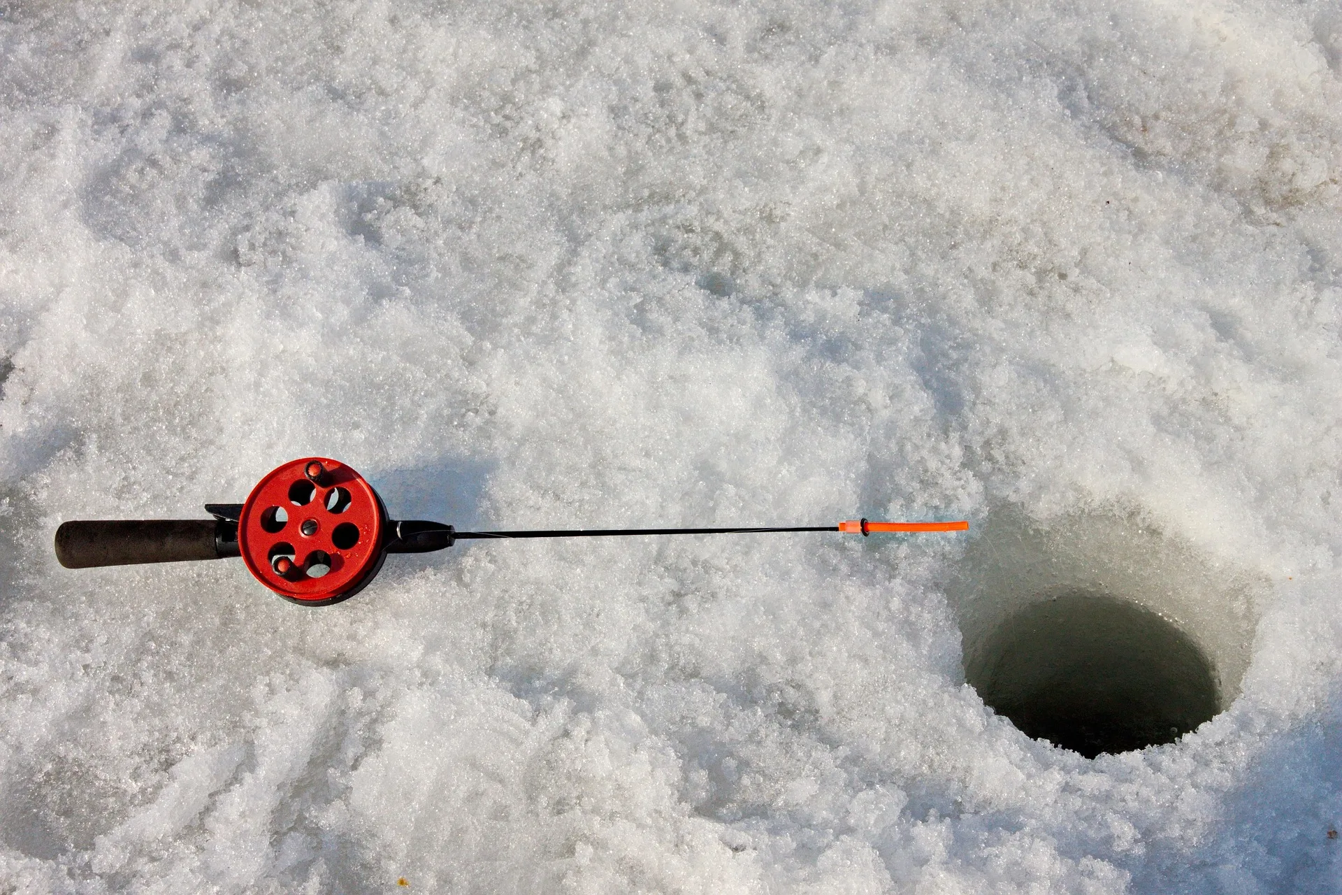 Montana Ice Fishing Tragedy: Troy Man Dies After Falling Through Ice on Spar Lake, Sheriff’s Office Says